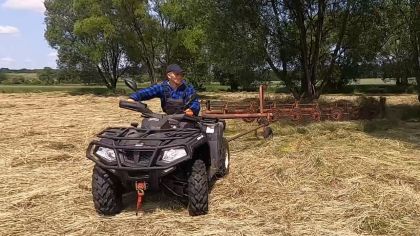 Tactic 550 w pracy na otwartej przestrzeni rolniczej